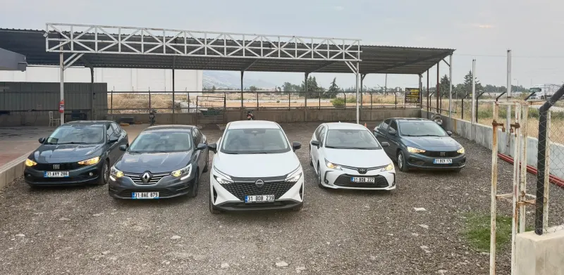 Mehmet Gezer Oto Kiralama otoparkında bekleyen araçlar